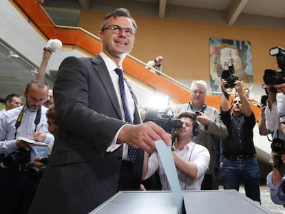 Norbert Hofer vota em um colégio eleitoral de Pinkafeld, ao sul de Viena.
