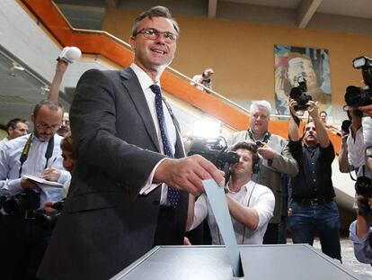 Norbert Hofer vota en un colegio electoral de Pinkafeld, al sur de Viena.