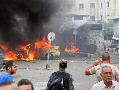 Un soldado sirio y civiles este lunes tras las explosiones que golpearon la ciudad siria de Tartous.