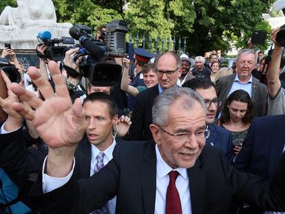 Van der Bellen saluda antes de dirigirse a la prensa.