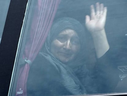 Idomeni Una refugiada saluda a los periodistas al ser evacuada. Giannis Papanikos AP