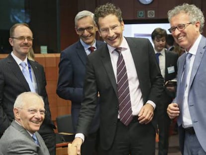 El ministro de Finanzas alemán, Wolfgang Schäuble, y el presidente del Eurogrupo, Jeroen Dijsselbloem.