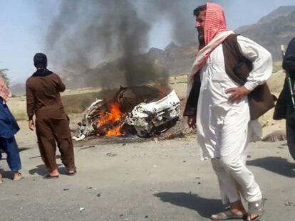 Restos de um automóvel atingido por um ataque dos EUA contra o líder talibã.