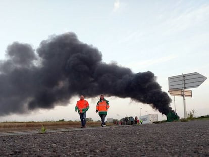 Dois sindicalistas em Havre (oeste da França).