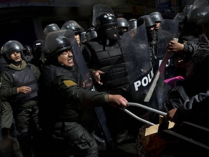 Manifestantes discapacitados se enfrentan con la Policía en La Paz.