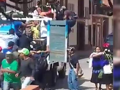 Un grupo de habitantes de Chiapas retiene a unos diputados locales