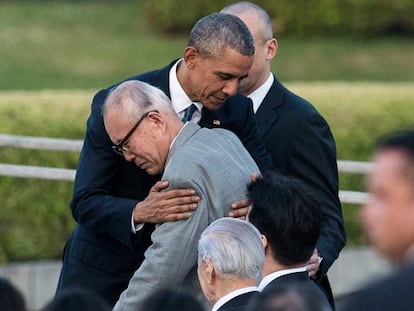 Obama abraça a um sobrevivente da bomba atômica.