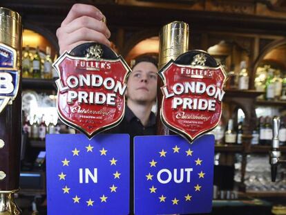 Torneiras de chope com as opções ‘dentro’ e ‘fora’ da União Europeia, num pub de Westminster, Londres, em abril.