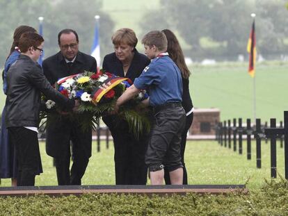 Francois Hollande y Angela Merkel en el cementerio de Consenvoye, en el aniversario de la batalla de Verdun, este domingo.