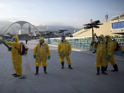 Fumigação contra o mosquito transmissor da zika no sambódromo do Rio, em janeiro.