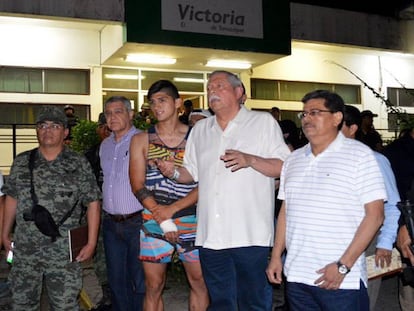 El gobernador Egidio Torre Cantu, en el centro de blanco, con el futbolista Alan Pulido tras su liberación.