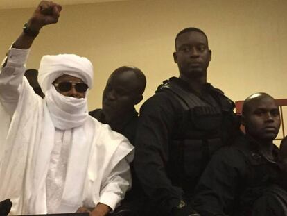 El exdictador chadiano Habré, de blanco, este lunes ante el tribunal.