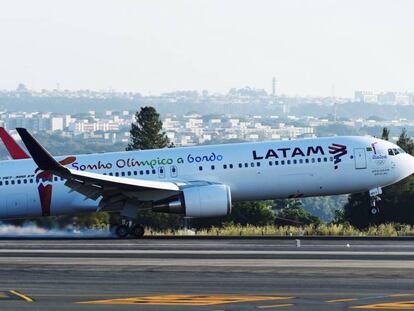 Um avião da Latam aterrissa em Brasília.