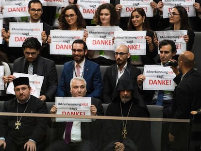 Activistas y clérigos armenios en el Parlamento alemán.