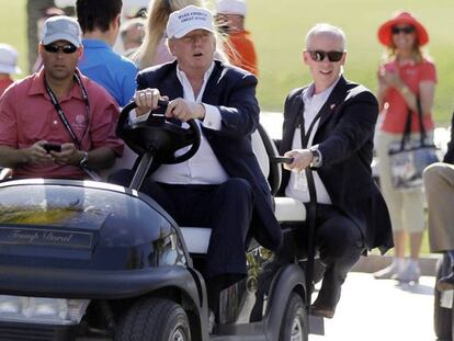 El candidato republicano Donald Trump recorre el circuito de golf en su resort de Doral, Florida.