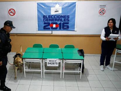 Un policía controla un centro de votación en Lima.