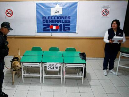Un policía controla un centro de votación en Lima.