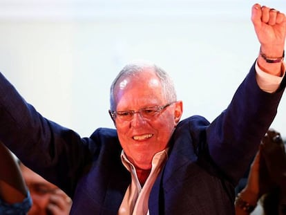 Pedro Pablo Kuczynski acena para eleitores.