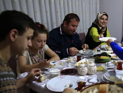 Una familia musulmana cumple con el Ramadán en Estambul.
