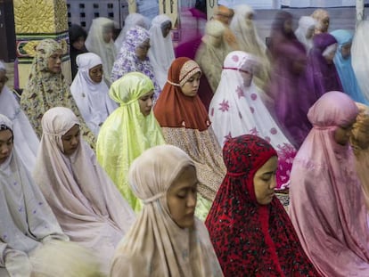 Musulmanas indonesias rezan este lunes en Yogyakarta.