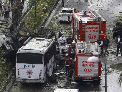 Veículos de bombeiros junto ao ônibus atacado em Istambul.