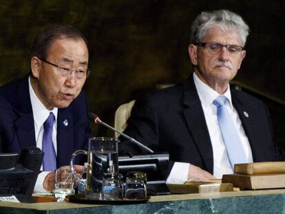 El secretario general de la ONU, Ban Ki-moon, y el presidente de la Asamblea General, Mogens Lykketoft, este miércoles en Nueva York