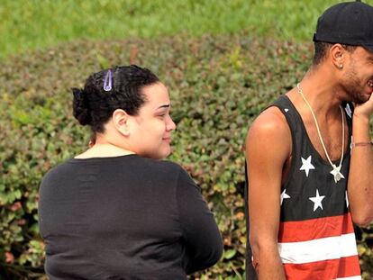 Amigos y familiares de los atacados en el club Pulse de Orlando, en las inmediaciones del local.