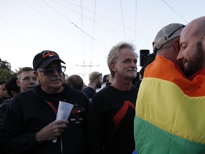 Una pareja se abraza durante una vigilia en San Francisco (Estados Unidos).