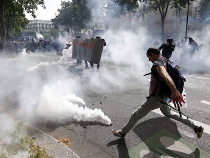 Confronto entre manifestantes e a polícia