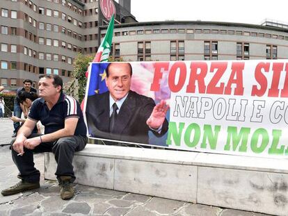 Una pancarta este martes frente al hospital San Raffaele de Milán: "Ánimo Silvio, Nápoles está contigo, nunca te rindas".