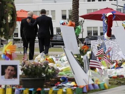Obama y Biden visitan una ofrenda a las víctimas del Pulse.