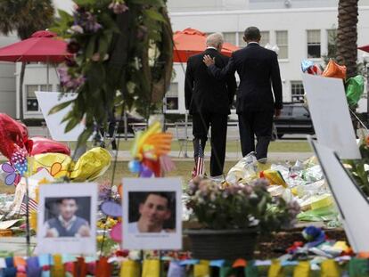 Obama y Biden visitan una ofrenda a las víctimas del Pulse.