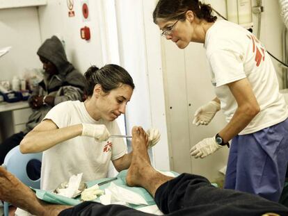 Una médico de Médicos Sin Fronteras atiende a un migrante en el barco Dignity I.