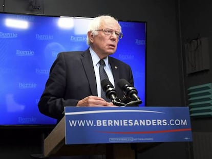 O candidato democrata Bernie Sanders se prepara para começar seu discurso, que foi transmitido pela Internet.