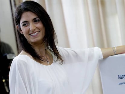 Virginia Raggi votando en Roma.