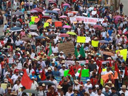 La protesta de los maestros, este lunes en Oaxaca.