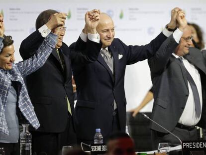 Christiana Figueres, Ban Ki-moon, Laurent Fabius y Francois Hollande celebran el Acuerdo de París en diciembre.