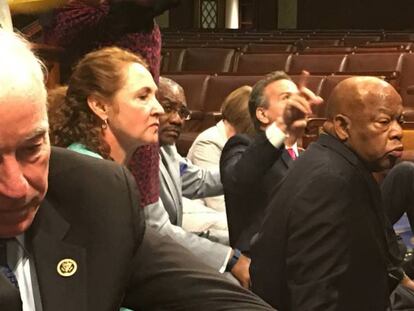 O representante democrata, John Lewis, lidera o protesto no chão do Congresso.