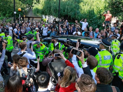 Britânicos rodeiam o carro Boris Johnson nesta sexta-feira.