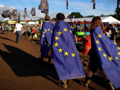 Jovens com a bandeira da UE no festival de Glastonbury, em 22 de junho, véspera do referendo.