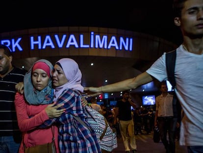 Turquía: Dos mujeres se consuelan tras abandonar el aeropuerto de Estambul. DEFNE KARADENIZ GETTY IMAGES