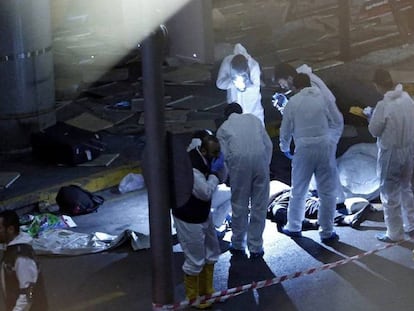Investigadores forenses, ayer tras el atentado en Estambul. / FOTO: EFE / VÍDEO: REUTERS-LIVE