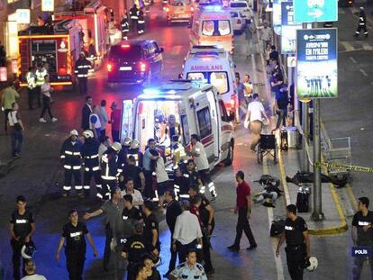 Socorristas de emergência com as vítimas, no aeroporto de Istambul.