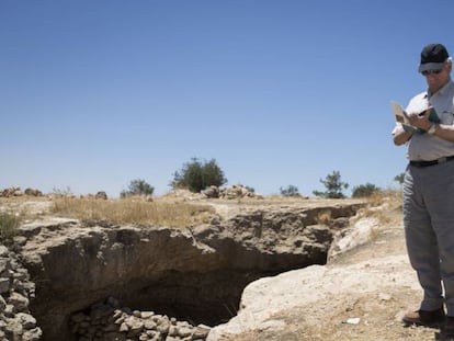 Vargas Llosa na aldeia de Susiya, na Cisjordânia.