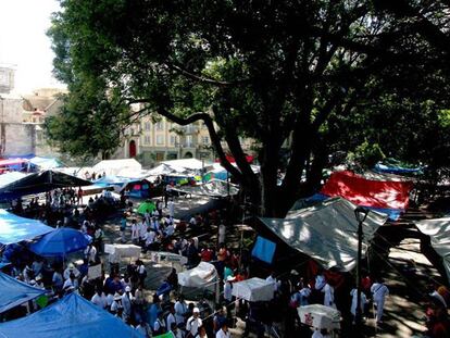 Campamento de maestros en el Zócalo de Oaxaca, México.