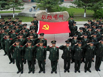 Soldados chineses posam para comemorar o 95º aniversário do Partido Comunista.