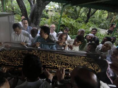 Allegados de una de las víctimas mortales del atentado de Dacca trasladan su cadáver para el entierro, este lunes.