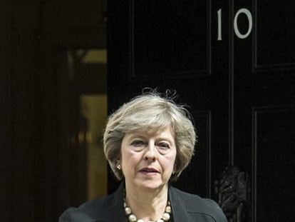 Teresa May a la salida de Downing Street.