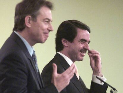 Aznar y Blair, en una rueda de prensa en 2003.
