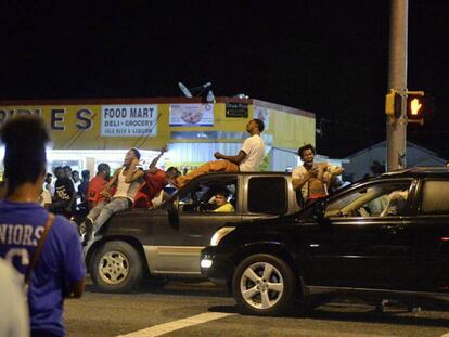 Decenas de habitantes de Baton Rouge, Luisiana, se congregaron para protestar durante la madrugada del martes al miércoles con motivo de la muerte de Alton Sterling.